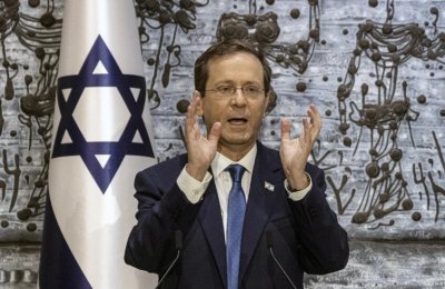 إذا أحببت الإذاعة... مسؤول أمني يهاجم هرتسوغ: أنشئ واحدة في بيتك