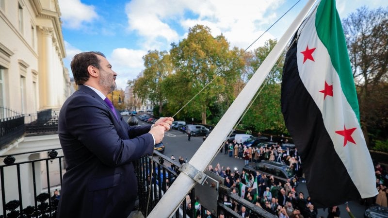 لأول مرة بعد 14 عامًا... الشيباني يرفع علم سوريا فوق سفارتها في لندن (فيديو)