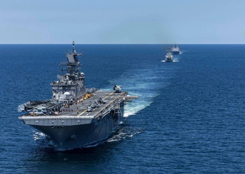 ترامب يلوّح بقرار تجاه فنزويلا… وانتشار عسكري واسع في المنطقة