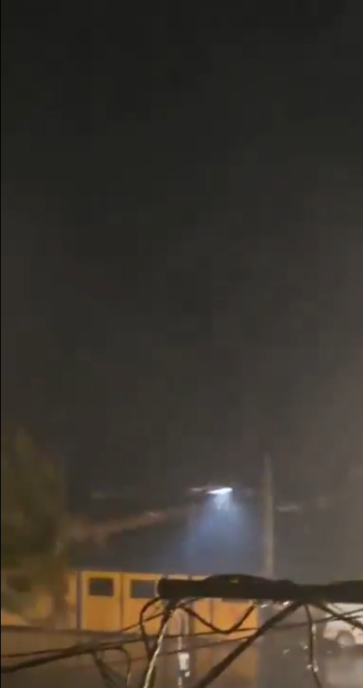 تحذيرات للسائقين... عاصفة قوية في صور تتسبب بسقوط شجرة (فيديو)