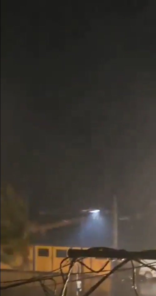 تحذيرات للسائقين... عاصفة قوية في صور تتسبب بسقوط شجرة (فيديو)