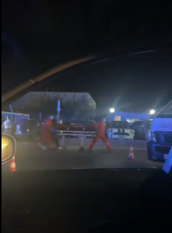  زحمة خانقة... جرحى بحادث تصادم على أوتوستراد البوار (فيديو)