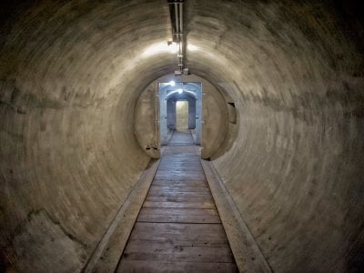 مقاول إيراني في خدمة خامنئي يكشف بالخطأ السرّ الكبير تحت الأرض