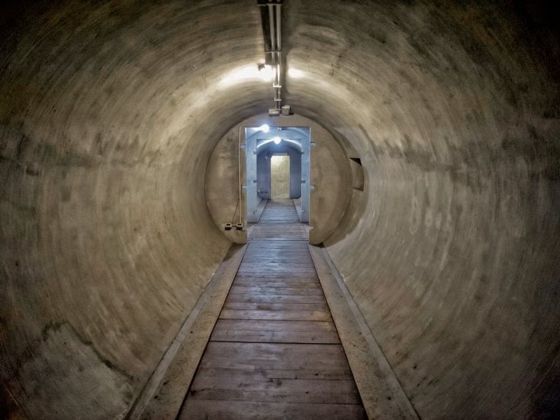 مقاول إيراني في خدمة خامنئي يكشف بالخطأ السرّ الكبير تحت الأرض