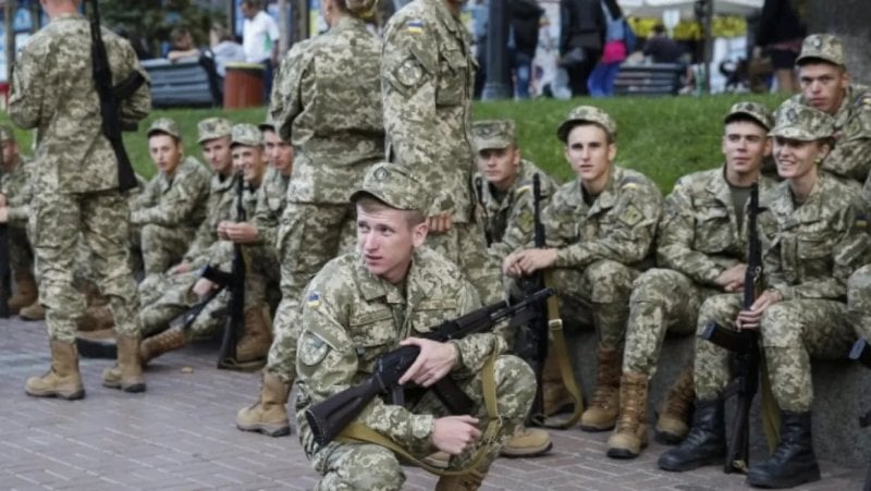 بين الحرب والهجرة... أوكرانيا تفقد شبابها وتواجه أزمة تجنيد حادّة