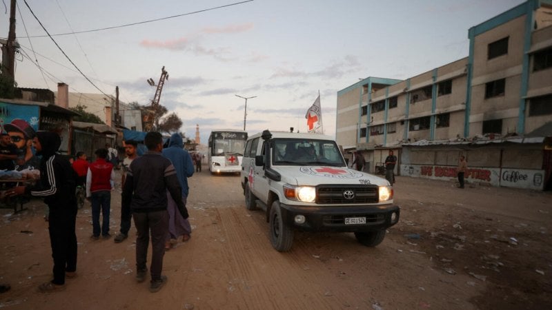 "يقترب العدّ".. حماس تعيد جثة أسير إسرائيلي وتبقي جثتين