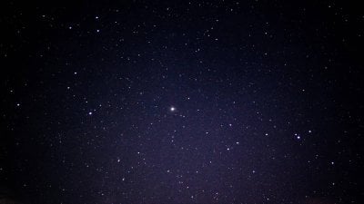 النجوم تتحول إلى مأكولات… بيتزا وناجتس في سماء بريطانيا!