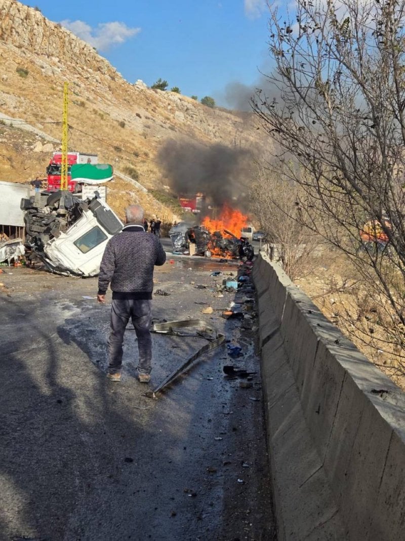 انقلاب شاحنة يوقع قتيلين ويشلّ السير باتجاه المريجات (فيديو)