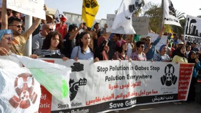 تونس تحت الدخان… اشتباكات ليلية بسبب المجمع الكيميائي والشرطة تتدخّل