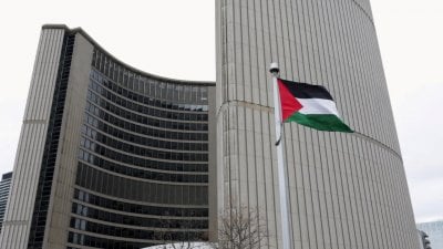 بين التضامن والجدل… رفع العلم الفلسطيني في تورونتو للمرة الأولى 