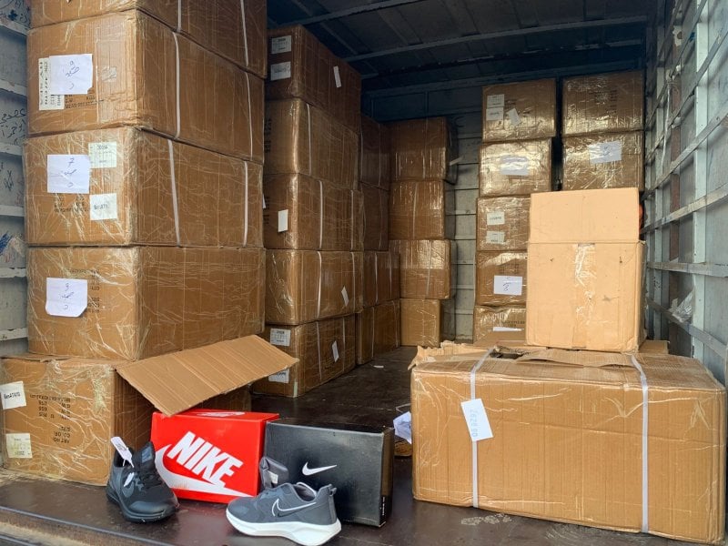 في صيدا… الجمارك توقف بيك أب محمّلًا بالأحذية المهرّبة (صورة)