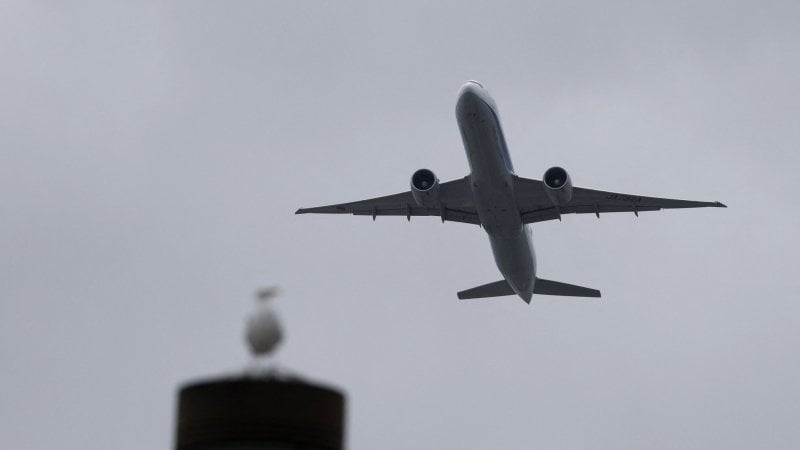 بعد ساعتين من الإقلاع… وزير  يلغي سفره ويواصل طريقه عبر 