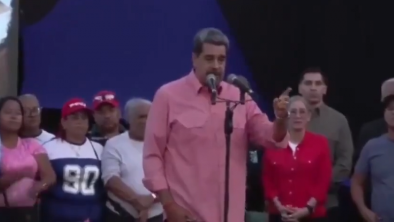 في خضم التوتر... مادورو يختار أغنية للسلام مع ترامب (فيديو)