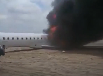 لحظات رعب… وزير المناجم في الكونغو ينجو من تحطّم طائرة (فيديو)