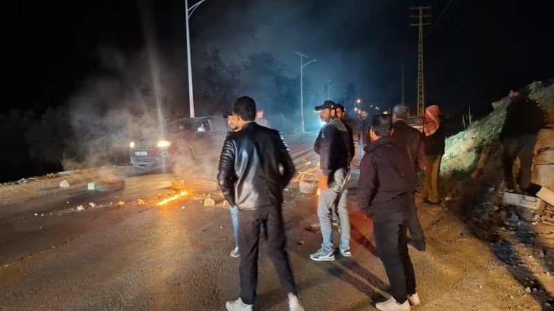 عرسال تحت الضغط… أصحاب الشاحنات يقفلون الطريق احتجاجًا على مصادرتها (صورة)