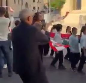 مشهد لافت من محيط مجلس النواب...ونائب يوثق اللحظة! (فيديو)