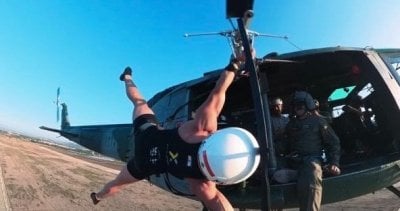 لبناني يدخل غينيس… سامر ماضي يرفع “العلم” على طوافة الجيش في الهواء (فيديو)