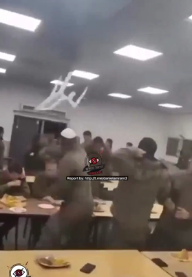 عراك عنيف داخل قاعدة إسرائيلية… جنود يتقاذفون المقاعد في القاعة (فيديو)