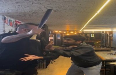 كاميرات توثّق الوحشية… مؤثّر تركي يبرح موظفاً إيرانياً ضرباً في مطعمه (فيديو)