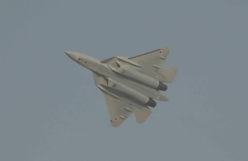 استعراض جوي… الطيارون الروس والإيرانيون يلوّحون لبعضهم فوق السحاب