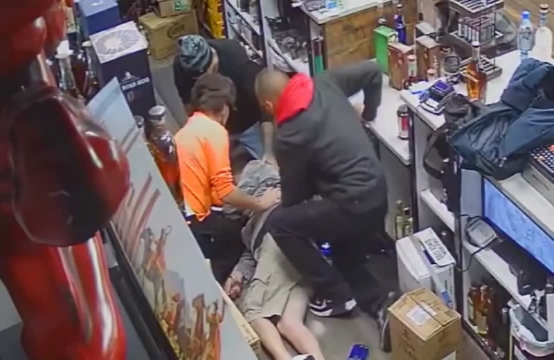 بائع ينهار بنوبة قلبية… وكاميرا تكشف لصًا سرق متجره أثناء إسعافه (صور)