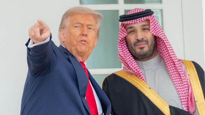 "كنت سألبس مثله"... ترامب يطلق مزحة مفاجِئة بحق مسؤول سعودي