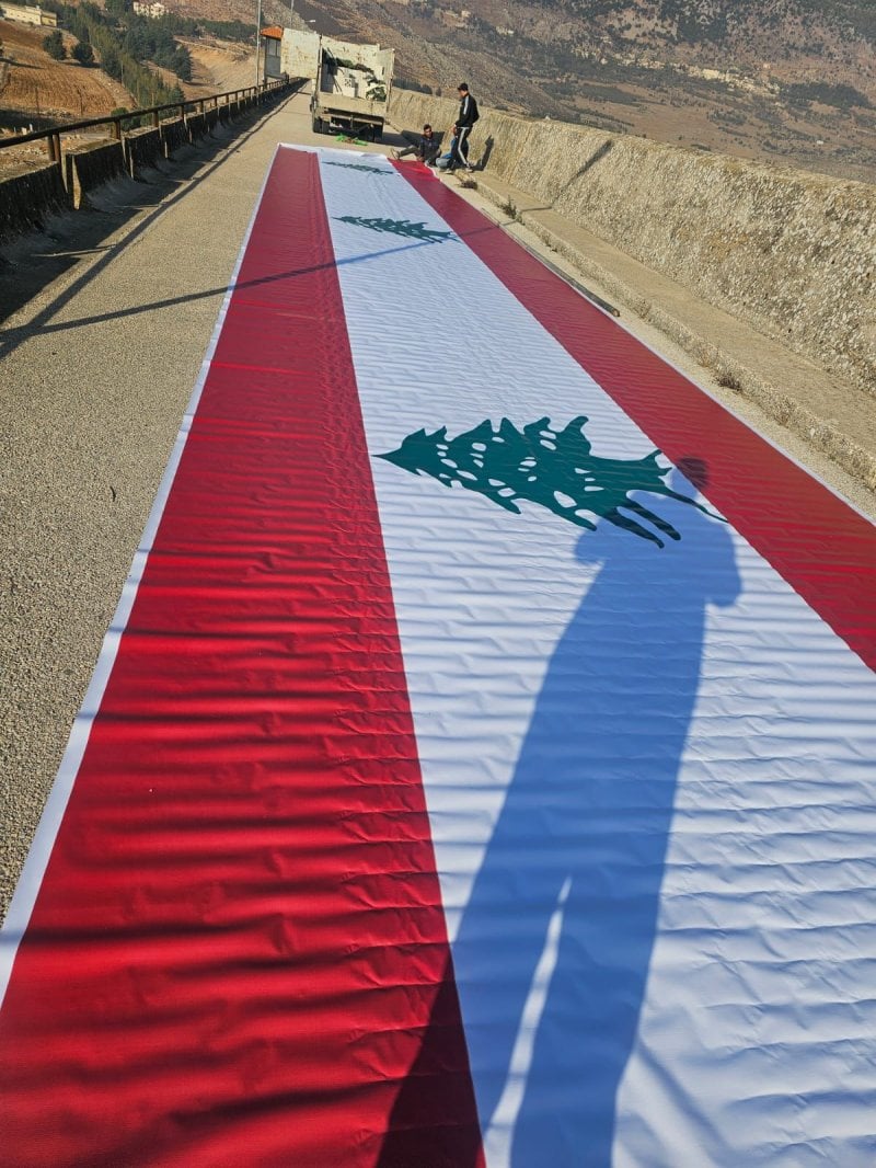 بالفيديو... تحضيرات لرفع العلم اللبناني على واجهة سد القرعون