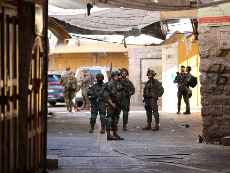 الضفة تحت الضغط… إسرائيل تعتقل 56 فلسطينياً خلال الاقتحامات