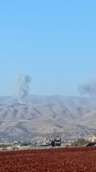 غارة إسرائيلية على السلسلة الغربية… استهداف جرود بدنايل وطاريا (فيديو وصور)