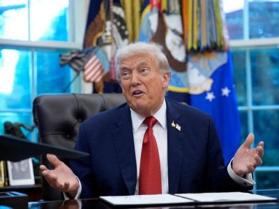 صورة مثيرة للجدل... ترامب يجلس على “العرش الإمبراطوري” 