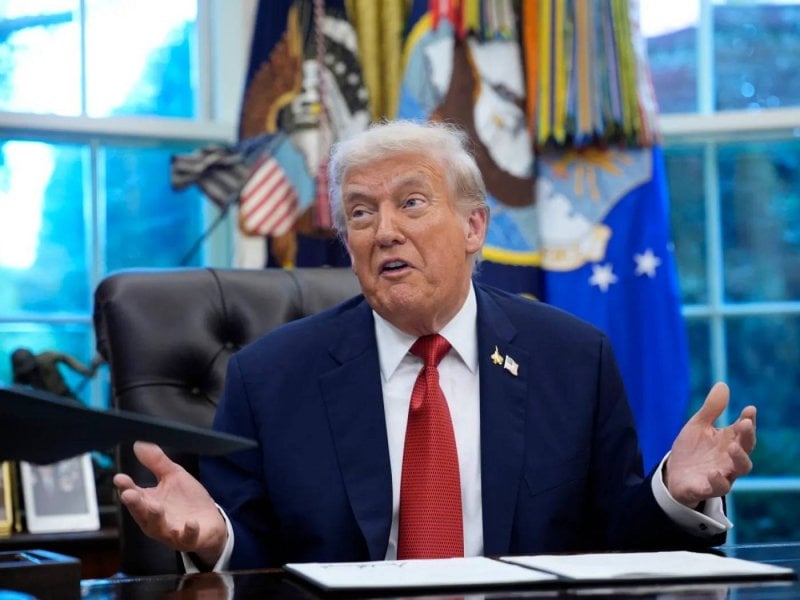 صورة مثيرة للجدل... ترامب يجلس على “العرش الإمبراطوري” 