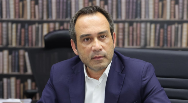 مشهد مربك حول نبيل بدر