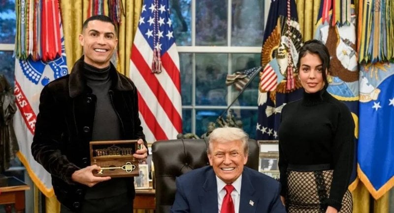 ابتكار رئاسي… ترامب يفاجئ رونالدو بهدية من تصميمه