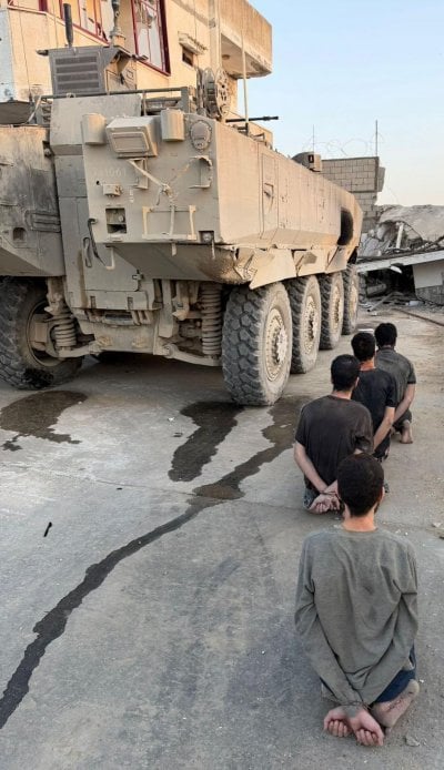 بعد الجدل حول صورة المستسلمين… أدرعي يرد: ”أبواق حماس” تتهرّب بالأكاذيب