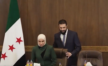 "الرجل الحقيقي"... الشرع يلفت الأنظار بحركة احترام نحو زوجته