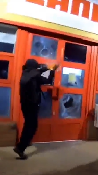 بسبب تزويده إسرائيل بمكوّنات عسكرية… ناشطون يهاجمون مصنعاً بريطانياً