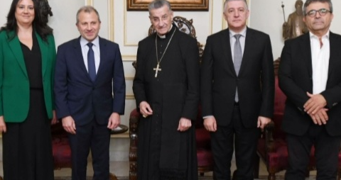 من الصرح البطريركي… باسيل يحذّر من “جريمة انتخابية” تُحاك في الكواليس