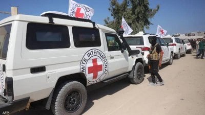 وسط تبادل الاتهامات... الصليب الأحمر يستلم جثة رهينة من غزة