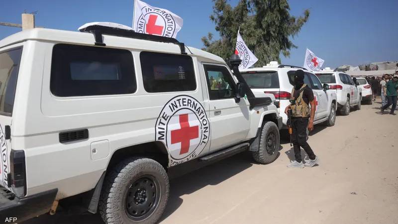 وسط تبادل الاتهامات... الصليب الأحمر يستلم جثة رهينة من غزة