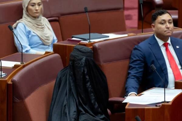 من داخل البرلمان… ارتداء النقاب يشعل غضباً سياسياً في أستراليا(صور)