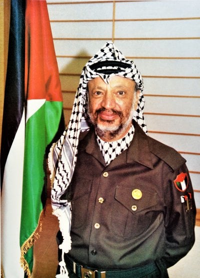 معلومات تُكشف لأول مرة… مرافق عرفات يتهم شخصيات مقربة بالتورط في اغتياله