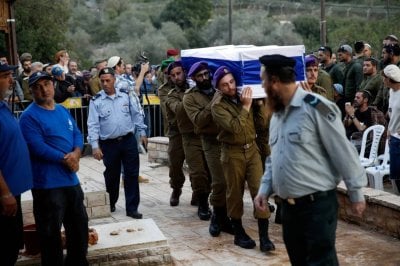 بعد تحديد هويته… الجيش الإسرائيلي يبلغ عائلة أحد المختطفين بعودة جثمانه من غزة