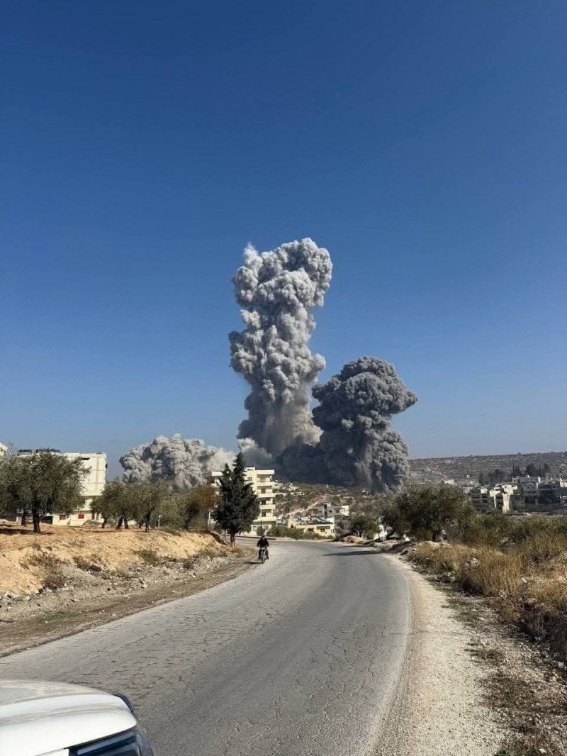 "انفجار غامض" يهزُّ إدلب… سقوط قتلى ودمار واسع (فيديو)