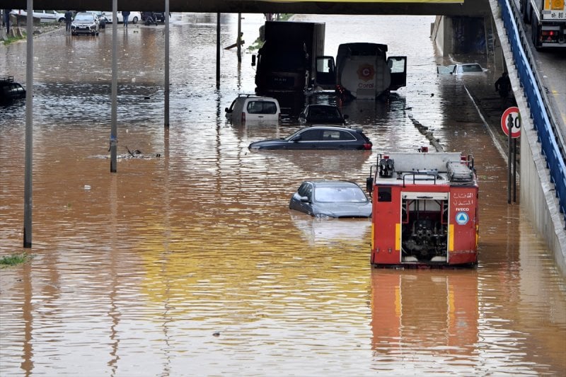 أوّل شتوة "حرزانة" تتحوّل إلى نقمة… و"بهدلة" اللبنانيين برسم "الأشغال"! (فيديو)