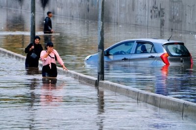 الطقس العاصف يشلّ الطرقات… خنيصر يبشّر بالخيرات ويكشف موعد انحسار المنخفض!
