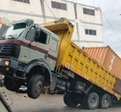 حادث مروّع في رومية… شاحنة تفقد توازنها وتكاد تتسبب بكارثة