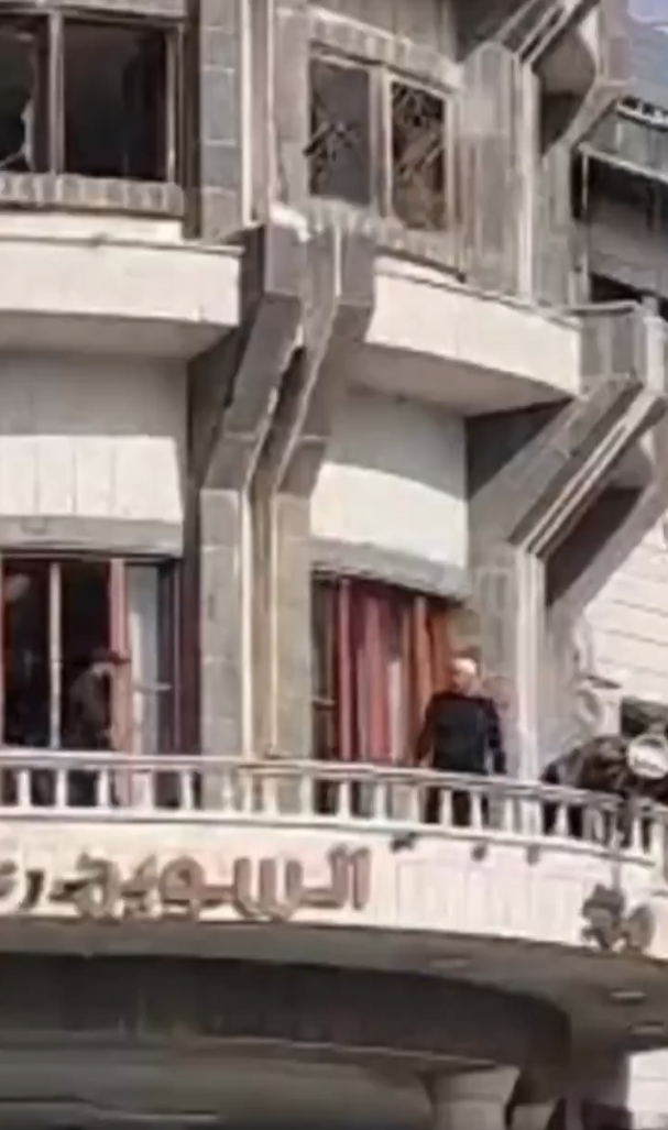 السويداء تتحدى دمشق... مواطنون يزيلون كلمة "محافظة" عن مبنى السرايا (فيديو)