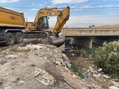 جريمة بيئية في الليطاني… بلدية زحلة تبدأ التنظيف والمصلحة تتحرك (صور)
