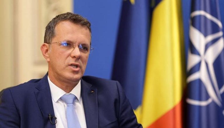 فضيحة السيرة الذاتية تطيح بوزير الدفاع الروماني