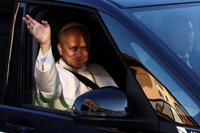 قُبيل وصوله إلى لبنان... رسالة من حزب الله إلى البابا